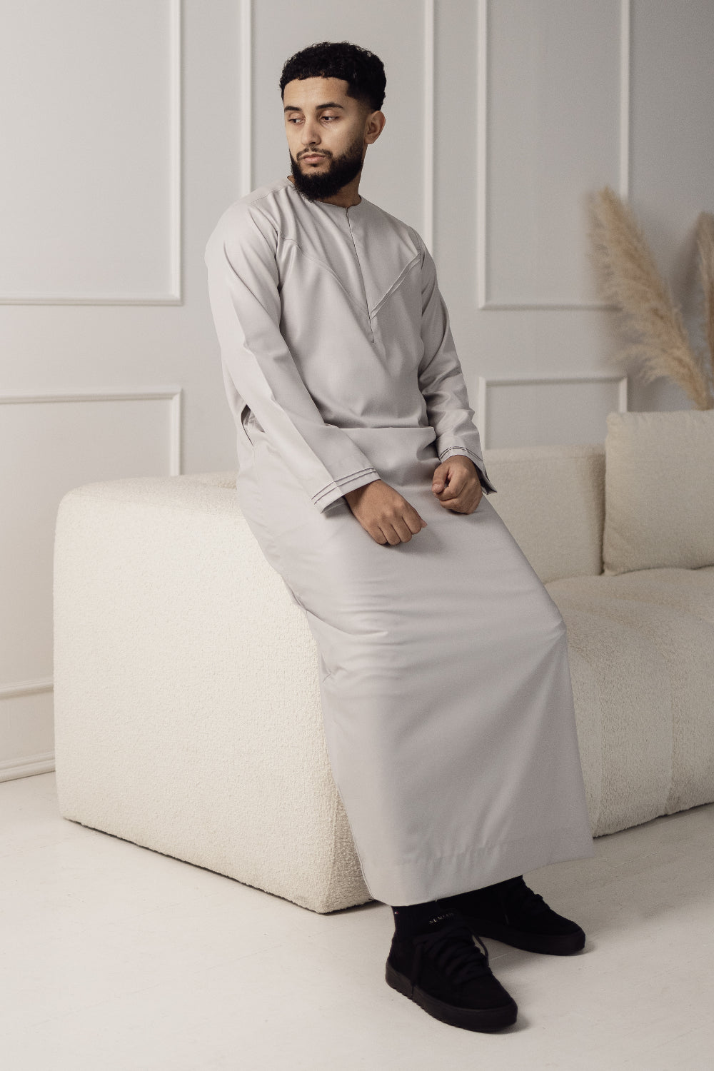 Rajul Qamari Emirati Ecru Mens Thobe Jubbah